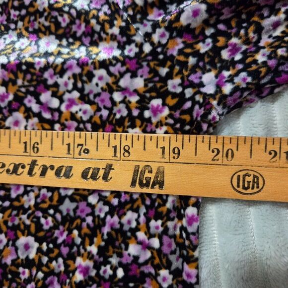 LIKE NEW OLD NAVY VELVETY DITSY FLORAL TEE SIZE M - Picture 14 of 15
